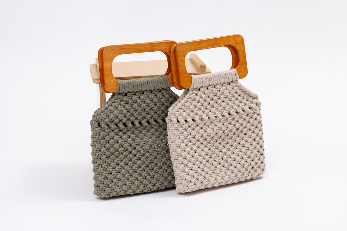 Rectangle handle macrame bag.